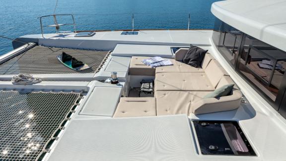 Luxuriöse Sonnenliegen auf dem Deck des Lagoon 52F Madinina, perfekt zum Entspannen auf dem Meer.