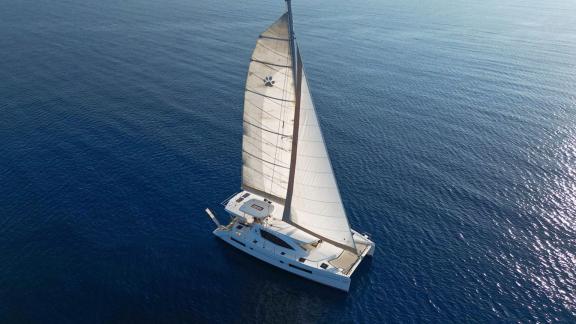 Der Leopard 48 Monaco segelt auf offenem Meer vor Bodrum, perfekte Wahl für eine luxuriöse Yachtcharter