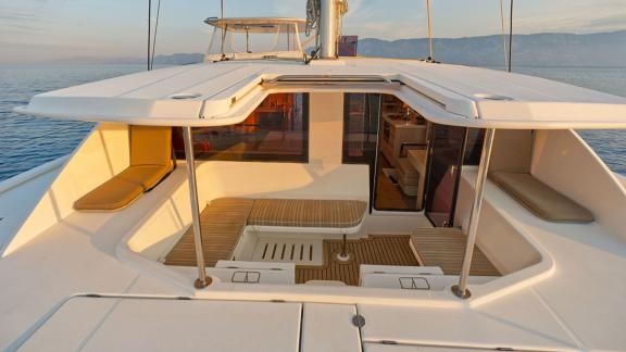 Stilvoller und komfortabler Außenbereich des Leopard 48 Monaco, ideal für Entspannung auf dem Meer vor Bodrum