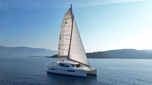 Katamaran mit vollen Segeln auf ruhiger See vor Bodrum, ideal für einen entspannten Urlaub