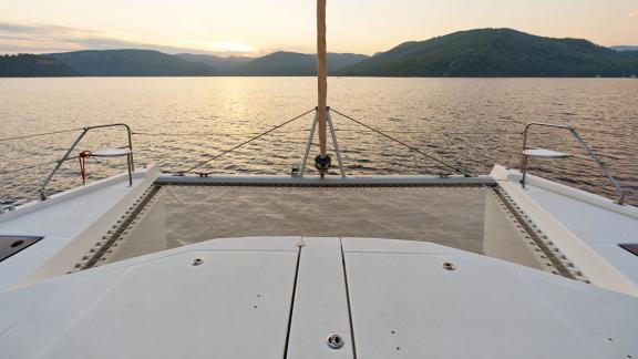 Blick vom Deck des Leopard 48 Monaco bei Sonnenuntergang über das ruhige Meer vor Bodrum