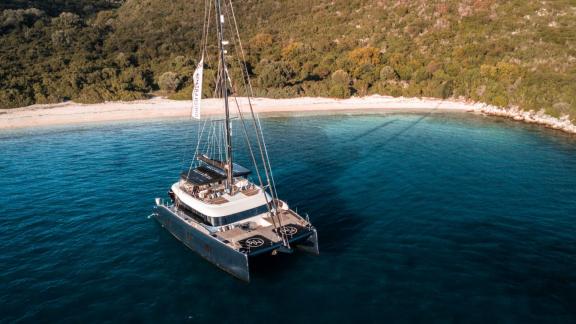 Lefkada'da My Maria, bakir koy rotaları ve haftalık katamaran kiralama planları için eşsiz bir durak sunuyor.