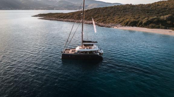 Lefkada'da My Maria, sakin koylarda demirleyerek yüzme molaları ve butik katamaran tatili için ideal bir seçimdir.