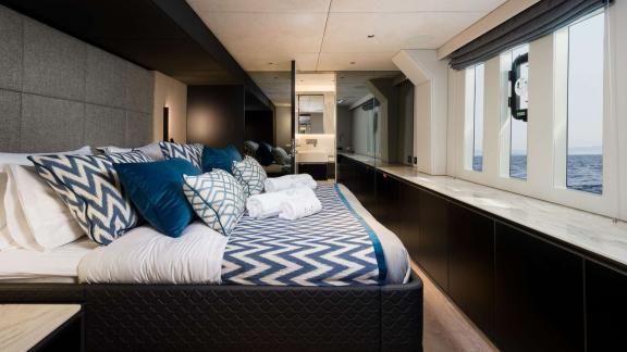 Die N1 Sunreef 70 bietet bei Kastela helle Schlafkabinen mit Aussicht aufs Meer.