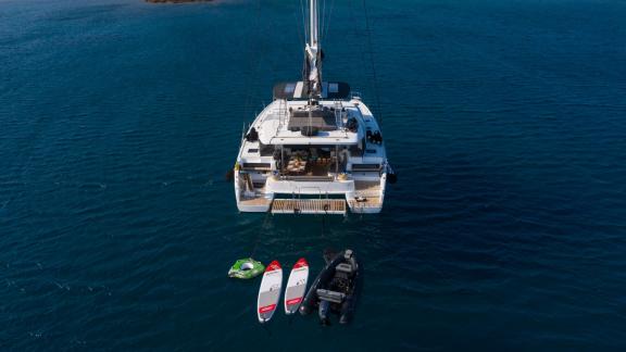 Lagoon 50'nin arka görünümü, paddleboardlar ve bot ile su sporları sevenler için mükemmel.