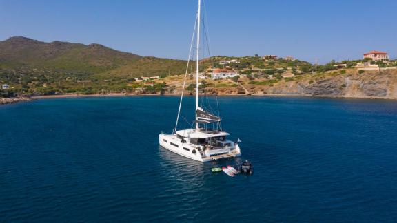 Lagoon 50 Nomad 2, Lavrion'un pitoresk kıyılarında sakin bir koyda demirliyor.