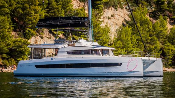 Der Katamaran Ocean Lounge liegt ruhig vor Athen und besticht durch seine modernen Linien.