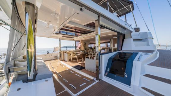 Das Achterdeck der Ocean Lounge bietet Sitzplätze und Essbereich im Freien.