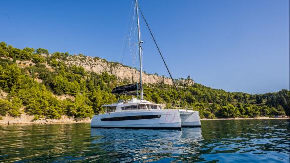 Der Katamaran Ocean Lounge liegt vor Athen vor Anker und besticht durch sein elegantes Design.