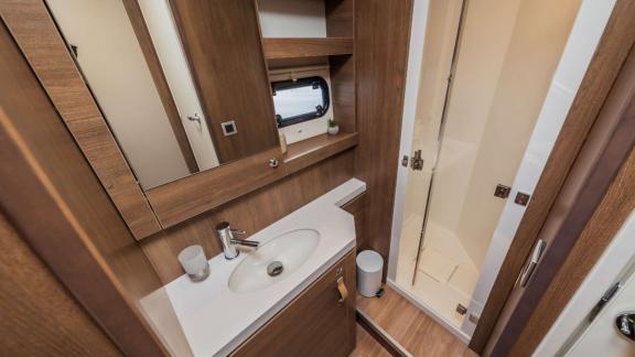 Das Badezimmer der Ocean Lounge besticht durch Holzdetails und moderne Dusche.