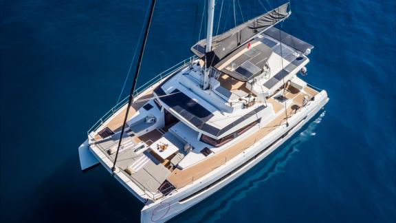 Der Katamaran Ocean Lounge mit seinen großzügigen Decks und modernem Layout gleitet elegant über das klare Ägäische Meer