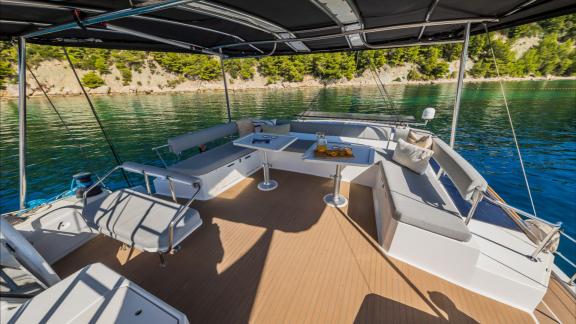 Das Oberdeck der Ocean Lounge bietet Schattenplätze und Meerblick.