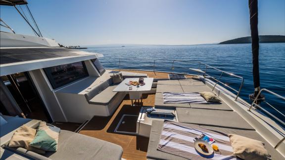 Das Vordeck der Ocean Lounge ist ideal zum Sonnenbaden mit Meerblick.