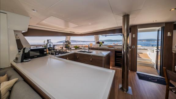 Die Küche der Ocean Lounge ist modern und bietet Meerblick und volle Ausstattung.
