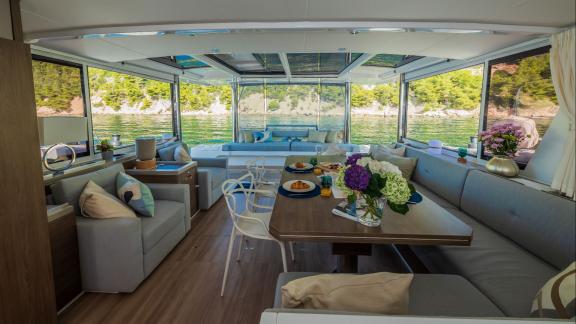 Der Innenraum der Ocean Lounge bietet große Fenster und modernen Essbereich.