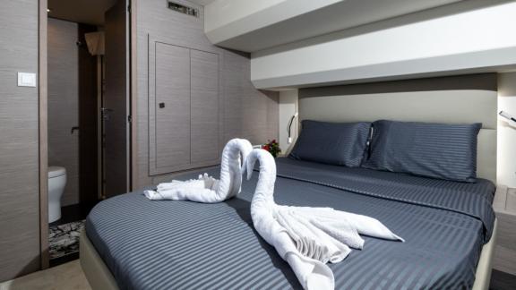 Unter den Katamaran Charter Optionen in Lefkada zeigt Premium Kabine mit Bett und Zugang zum Bad.