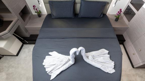 Unter den Katamaran Charter Optionen in Lefkada zeigt Premium Kabine mit Bett aus der Vogelperspektive.