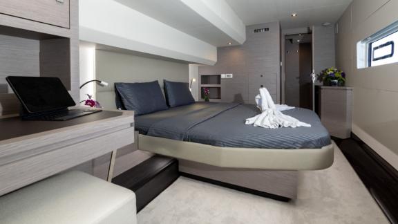 Unter den Katamaran Charter Optionen in Lefkada zeigt Premium Kabine mit großem Bett und modernem Design.