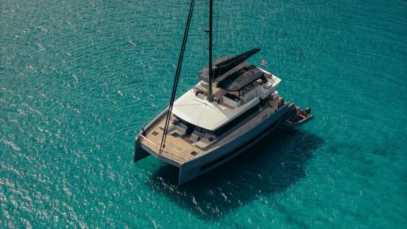 Der Katamaran Seabarit Lx über türkisfarbenem Wasser von oben.