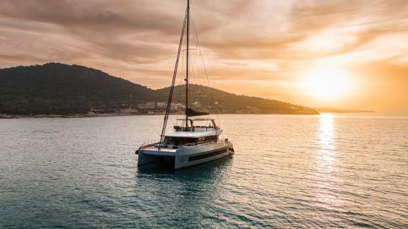 Seabarit Lx liegt bei Sonnenuntergang ruhig in einer Bucht.