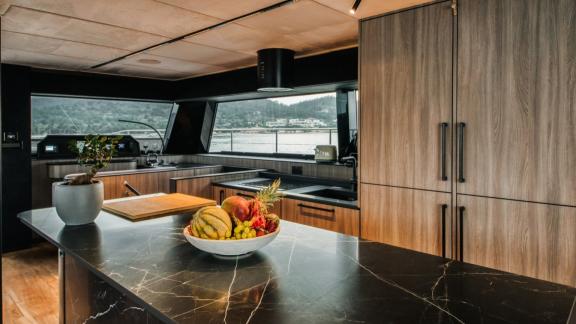 Die stilvolle Küche an Bord der Seabarit Lx bietet moderne Ausstattung zum Kochen.