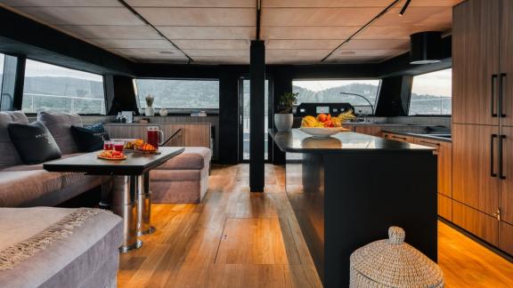 Der Innenraum von Seabarit Lx bietet eine moderne Küche und einen gemütlichen Salon.