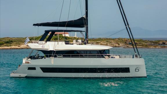 Elegante Seitenansicht der Seabarit Lx über ruhigem Wasser.