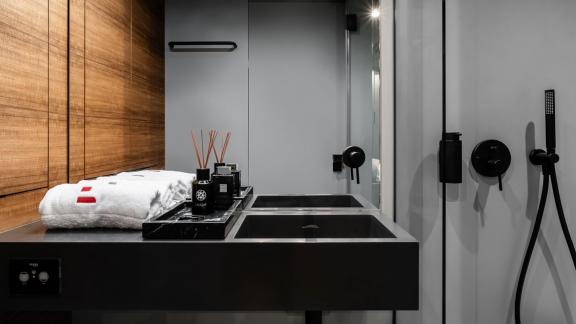 Das Badezimmer der Serenity kombiniert Holz und Schwarz für stilvolle Eleganz.