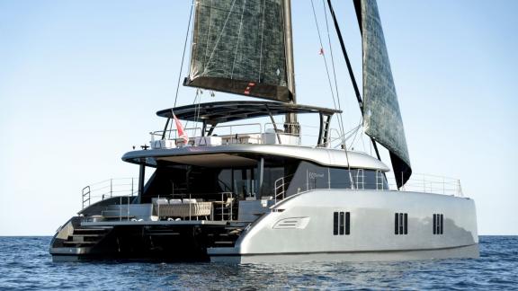 Katamaran Serenity mit großer Deckfläche vor Athen unterwegs.