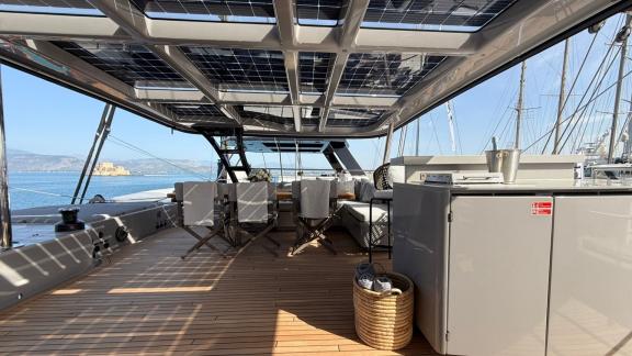 Das Flybridge-Deck der Serenity bietet eine großzügige Lounge unter Solarpaneelen.