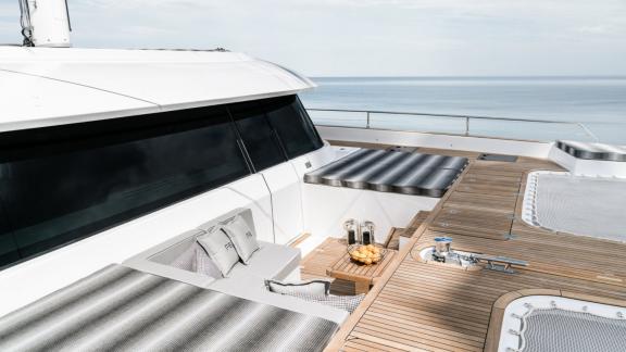 Bequeme Liegen auf dem Vorschiff der Serenity laden zum Entspannen ein.