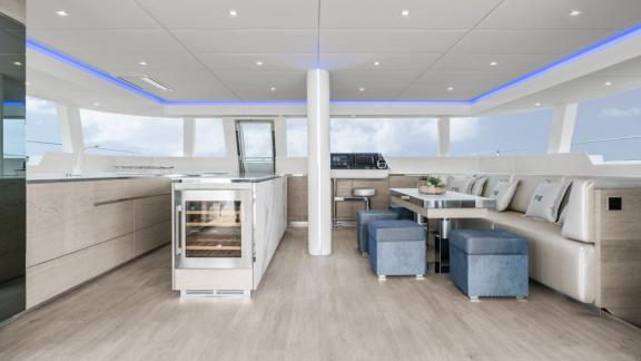 Der moderne Salon der Serenity bietet helle, großzügige Sitzgelegenheiten und luftige Atmosphäre.