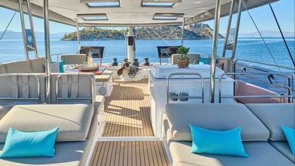 With ample seating and comfortable loungers, Sunmoon’s flybridge is perfect for enjoying the sea view.