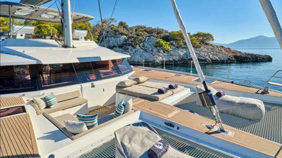 With plush cushions and cozy seating, Sunmoon’s foredeck is perfect for relaxing in serene bays.