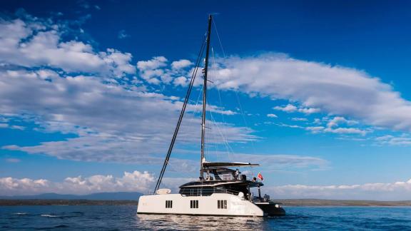 Der Segelkatamaran N1 Sunreef 70 liegt bei Kastela zur Yachtcharter bereit.