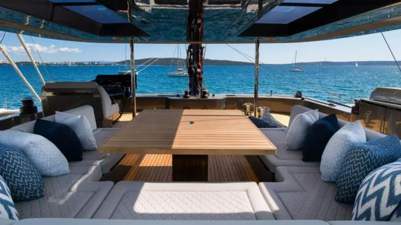 Die N1 Sunreef 70 bietet auf der Flybridge eine schattige Lounge bei Kastela.