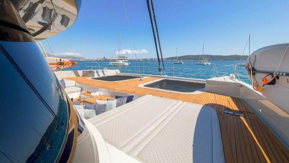 Die N1 Sunreef 70 bietet bei Kastela gemütliche Sonnenliegen auf dem Vordeck.