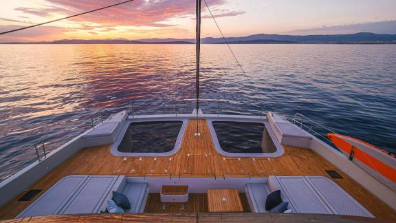 Das Vordeck der N1 Sunreef 70 lädt bei Kastela zum Entspannen bei Sonnenuntergang ein.