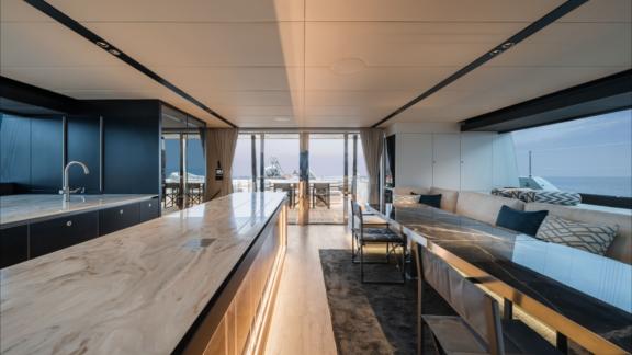 Der Innenraum der N1 bietet Küche und Lounge mit Blick auf das Meer bei Kastela.