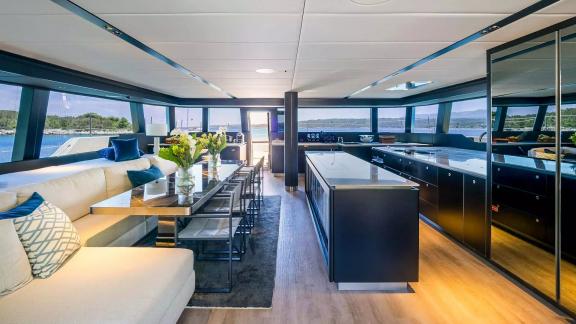 Die N1 Sunreef 70 bietet eleganten Salon mit Küche und Meerblick.