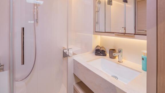 Die Lagoon 55 TriWing Carida bietet Luxus bis ins Detail mit einem stilvollen und funktionalen Bad.