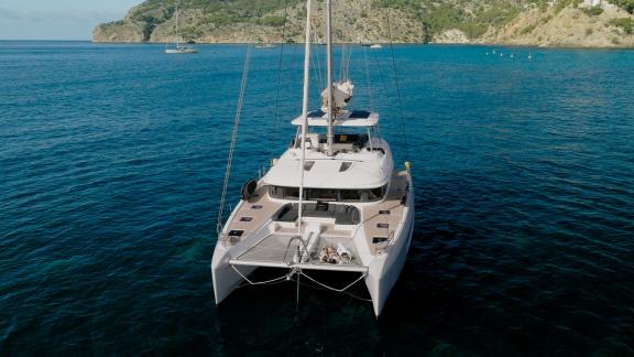 Die Lagoon 55 TriWing Carida beeindruckt mit ihrer markanten Frontansicht in der Bucht von Kastela.