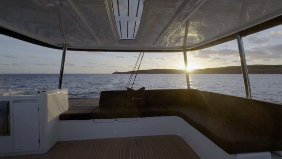 Der Blick von der oberen Deck der Lagoon 55 TriWing Carida macht den Sonnenuntergang unvergesslich.