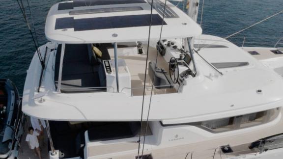Die Lagoon 55 TriWing Carida bietet höchsten Komfort auf ihrer einladenden Flybridge.