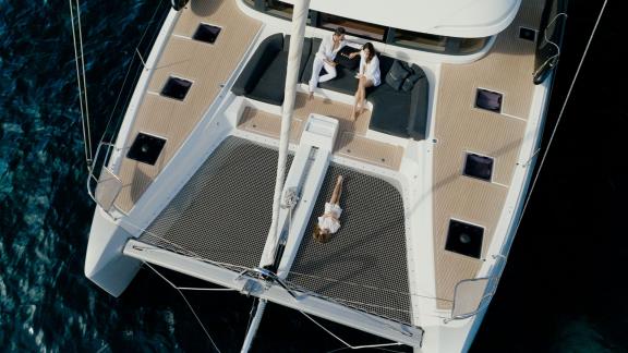 Die Lagoon 55 TriWing Carida vereint Komfort und Luxus auf ihrem großzügigen Vorderdeck.