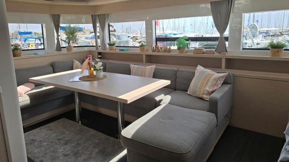 Die Lagoon 55 TriWing Carida besticht durch ein modernes Interieur und viel Tageslicht.