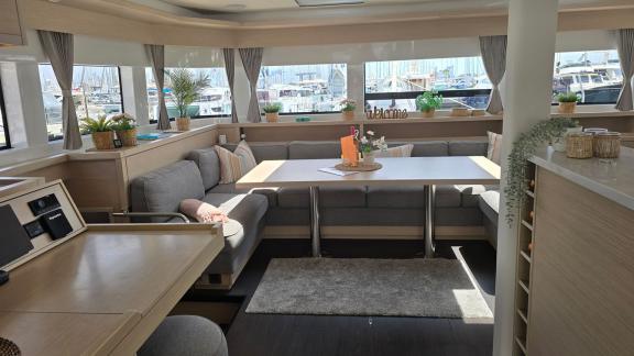 Der Salon der Lagoon 55 TriWing Carida überzeugt mit stilvollem Design und viel Platz.