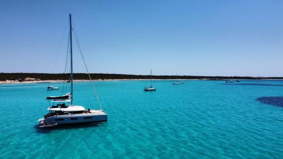 Die Lagoon 55 TriWing Carida bietet entspannte Törns in den ruhigen Gewässern rund um Kastela.