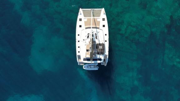 White Coral beeindruckt mit einer Luftaufnahme für Blaue Reisen und exklusive Katamaran Charter in Mykonos.