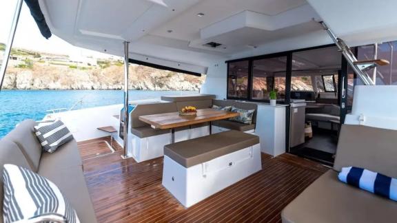 White Coral bietet einen komfortablen Sitzbereich auf dem Achterdeck für entspannte Stunden und private Charter.